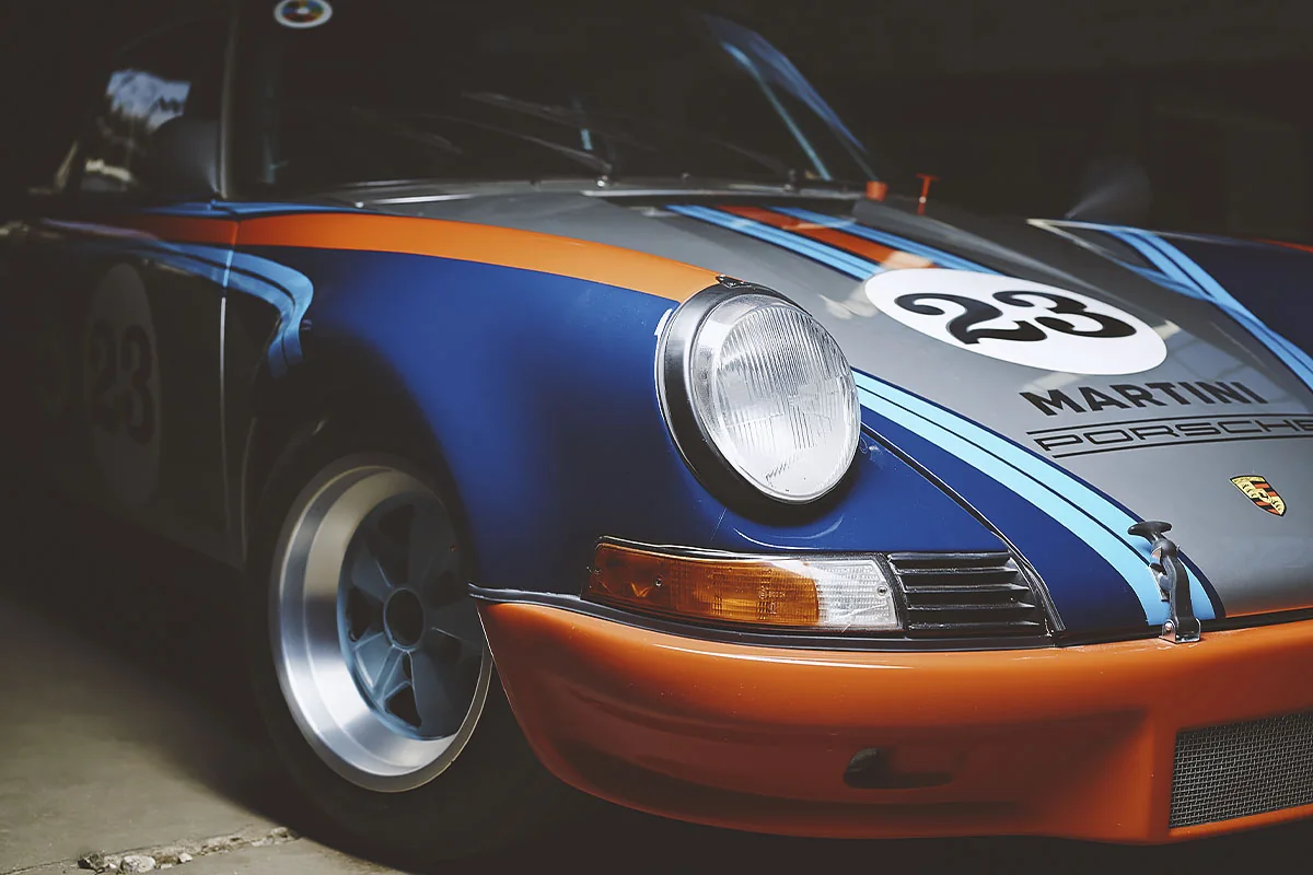 Detailaufnahme eines lackierten Porsche mit Rennoptik